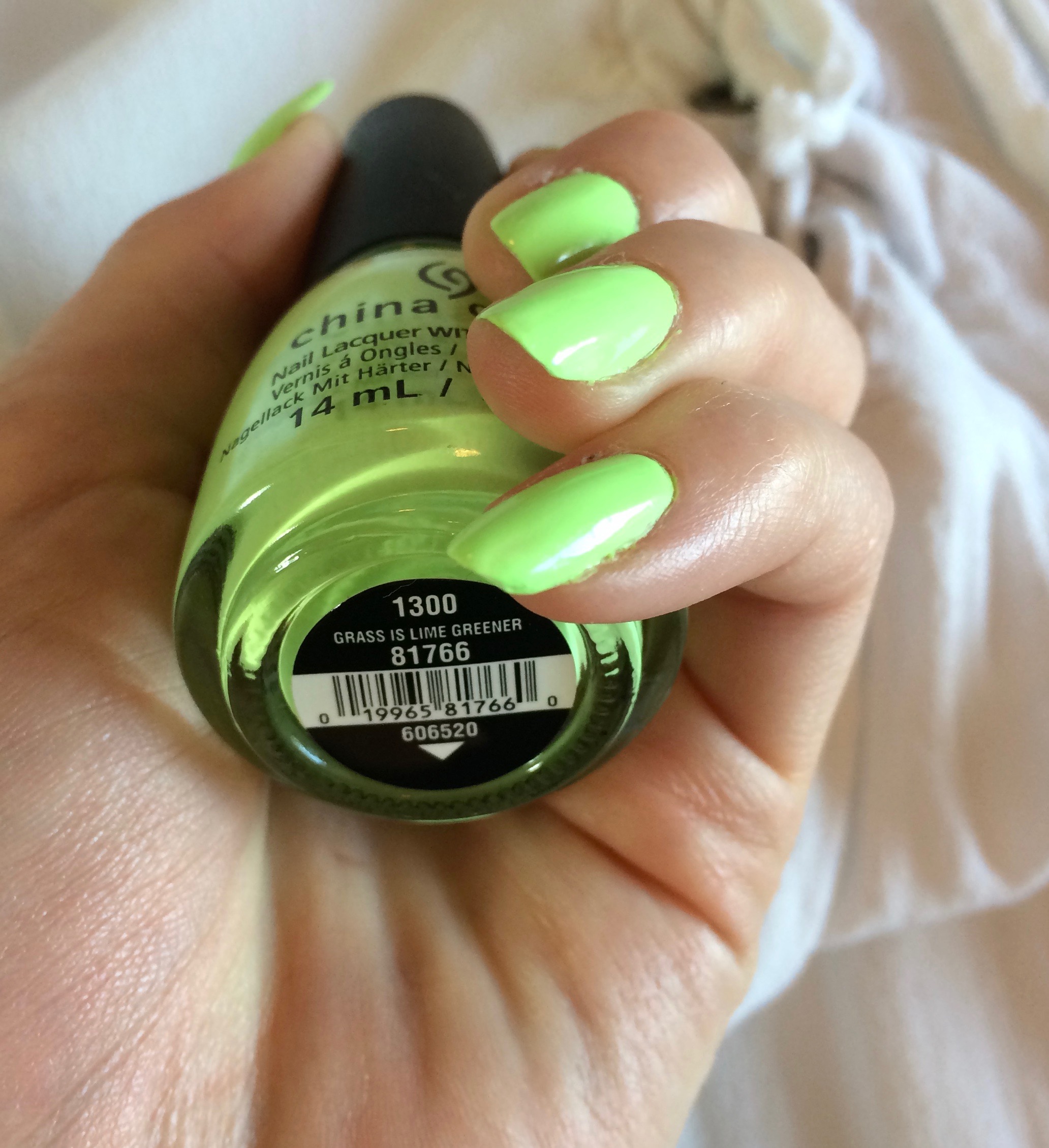 Neon green nails, lime green nails, vacation nails, flower accent nail,  neon, green, nails, real nails, ge… | Lime green nails, Green nail designs,  Neon green nails